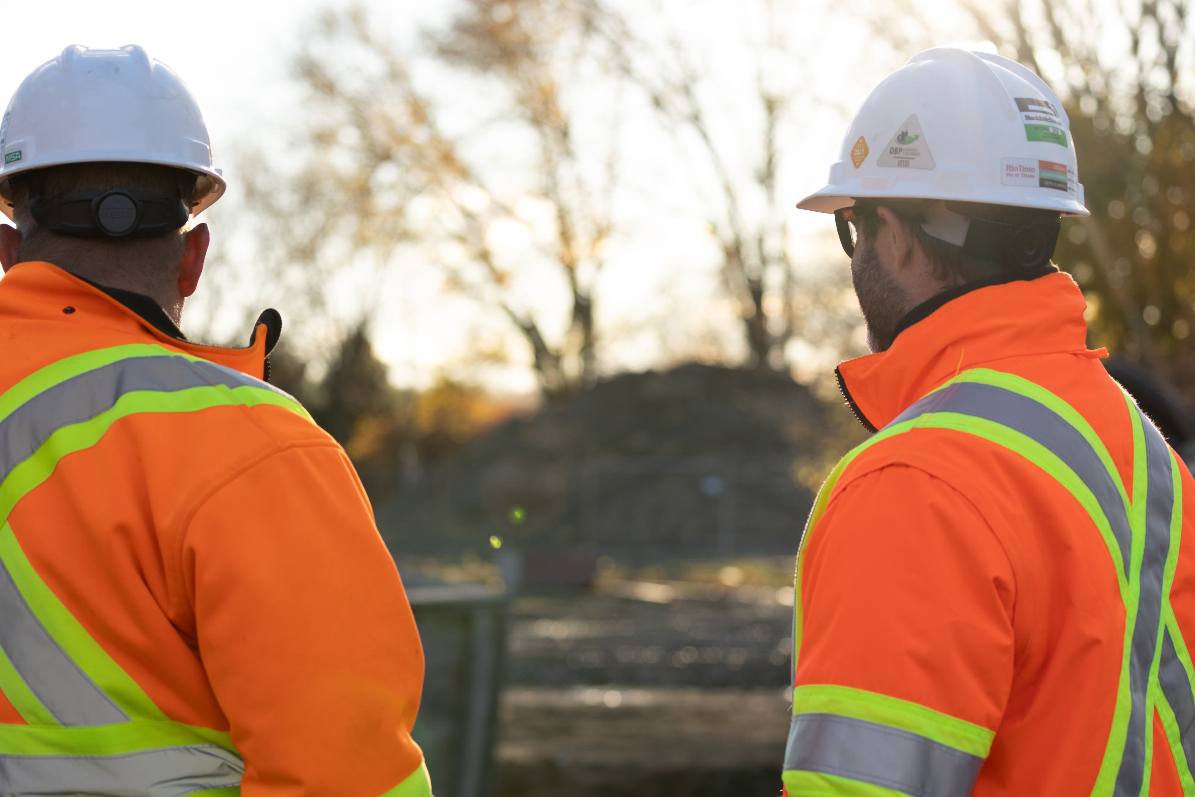 Équipe d'inspection sur un chantier