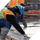 Employé qui travail sur le béton