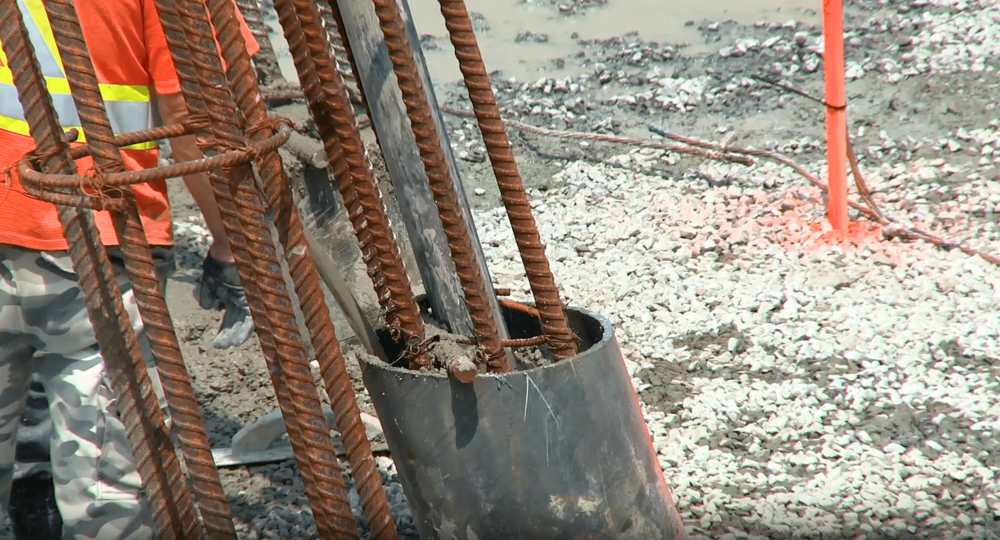 Détail du ferraillage et des armatures de pieux en béton, illustrant la précision des travaux de coffrage et d’ancrage.