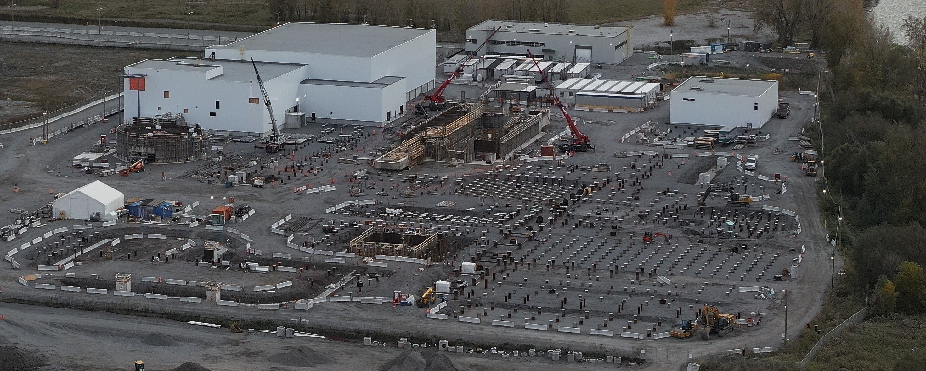 Chantier Varennes Carbon Recycling montrant les fondations, les structures en béton et l’organisation du site en cours de construction.