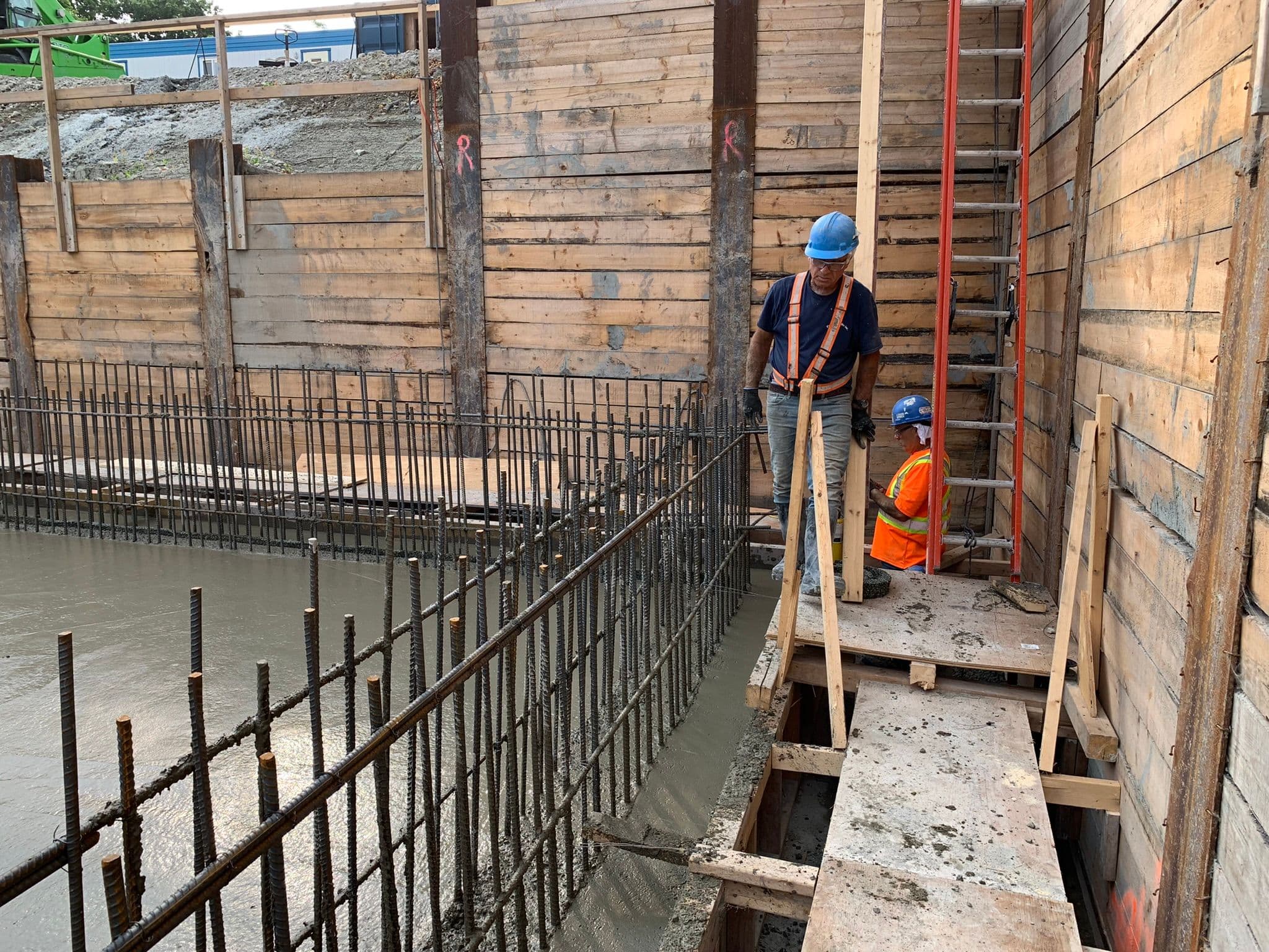 Travaux de bétonnage de la dalle de fondation du réservoir avec équipe en action sur le chantier réalisé par CSL Ltée