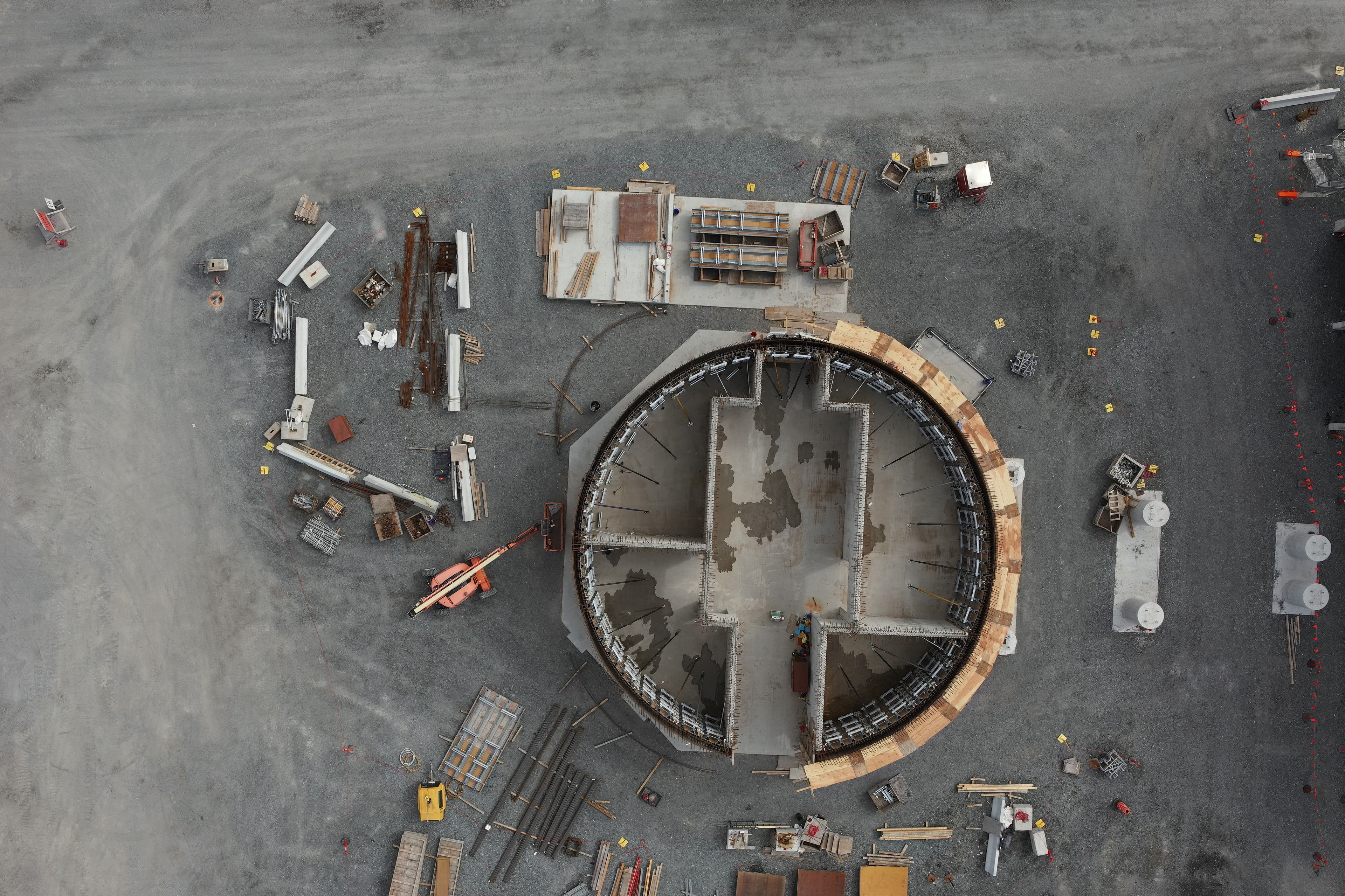 Vue aérienne des travaux de construction d’un ouvrage circulaire en béton sur le site de Varennes Carbon Recycling.