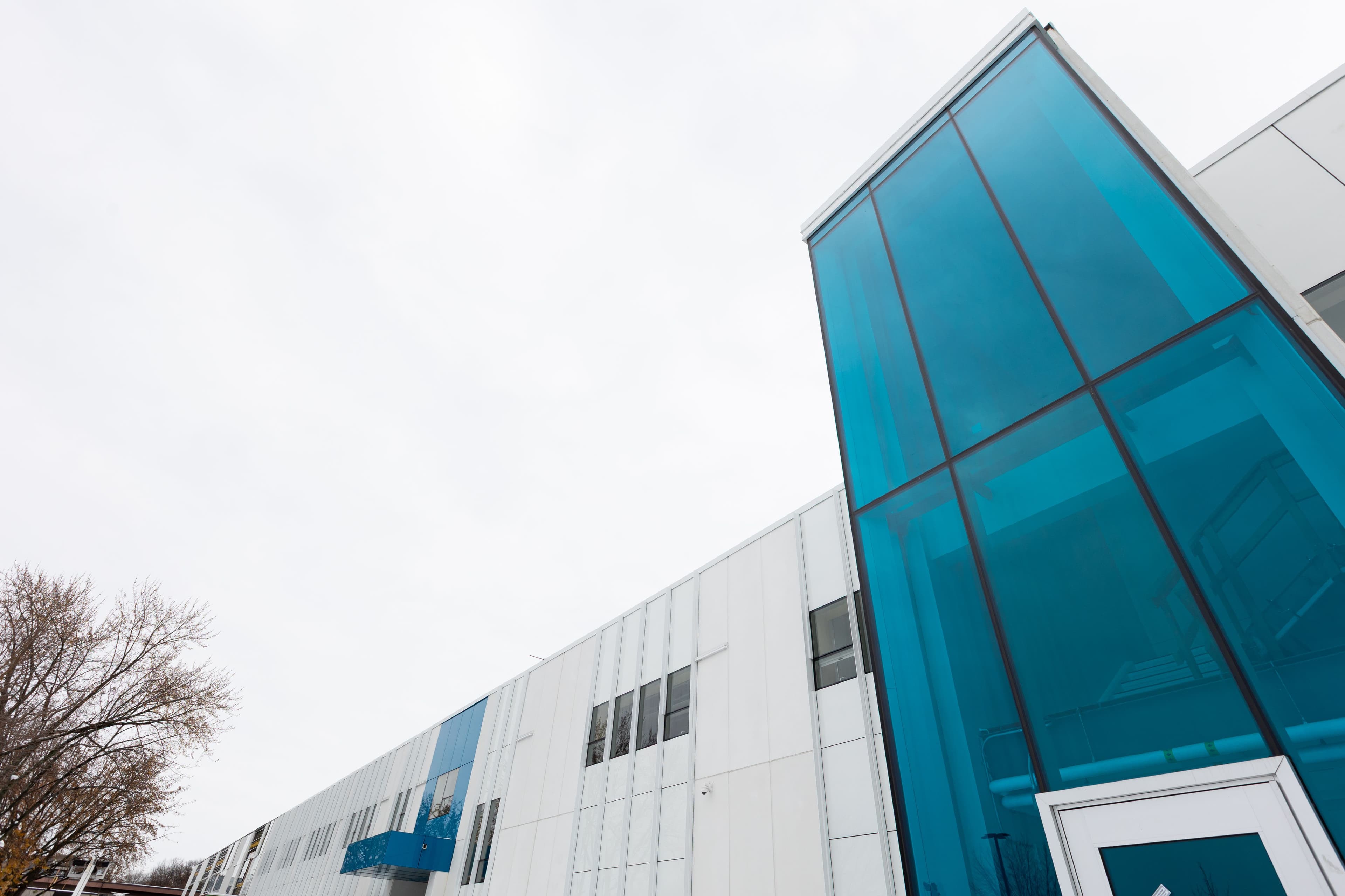 Entrée principale d’une école secondaire après travaux de rénovation du revêtement et de la fenestration réalisé par CSL Ltée