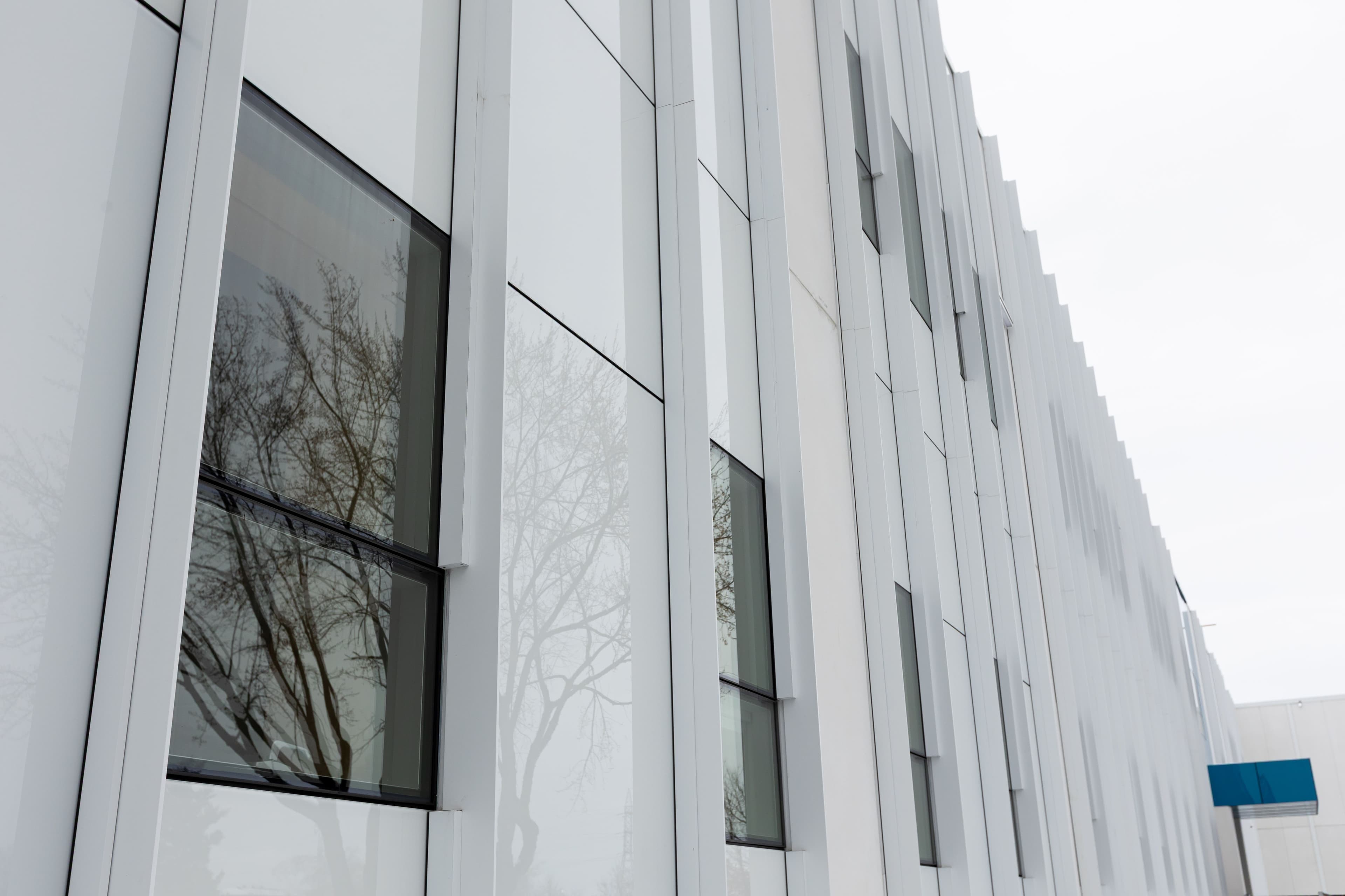 Détail architectural de la façade d’une école secondaire rénovée avec nouveau revêtement extérieur réalisé par CSL Ltée