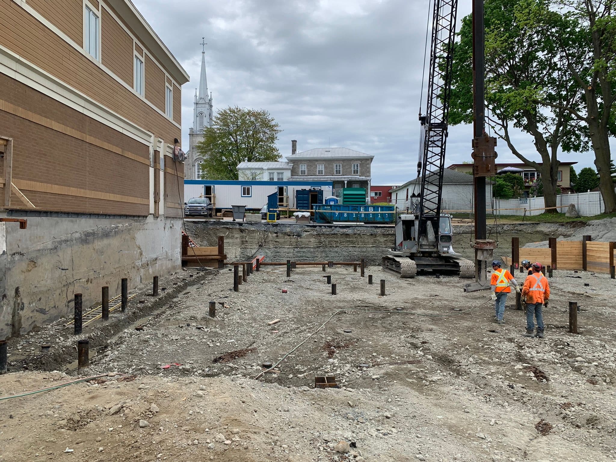 Coulage de béton structural dans une excavation soutenue par des murs berlinois réalisé par CSL Ltée