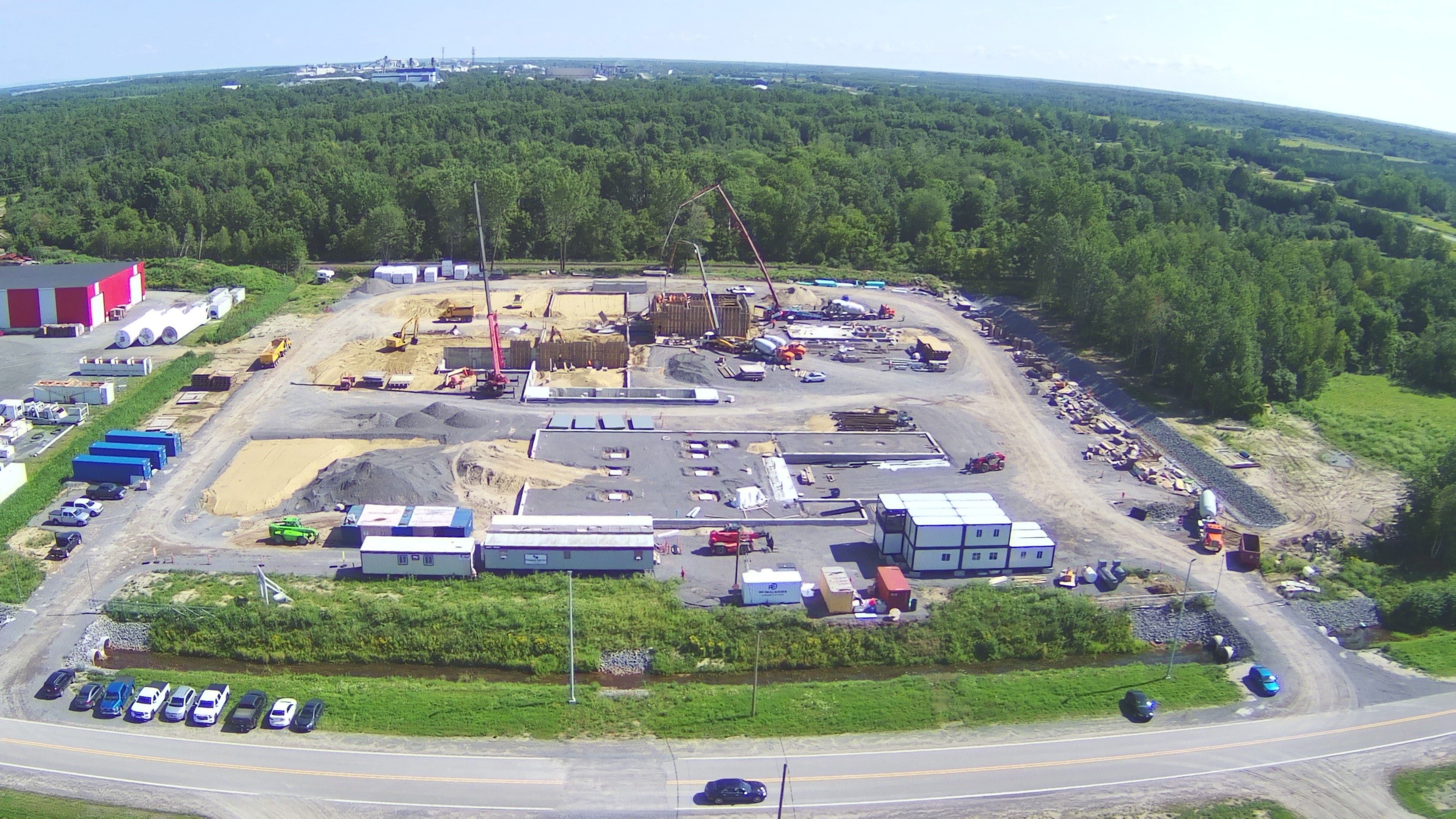 Vue aérienne du chantier industriel de la malterie à Bécancour avec fondations en béton en cours de construction réalisé par CSL Ltée