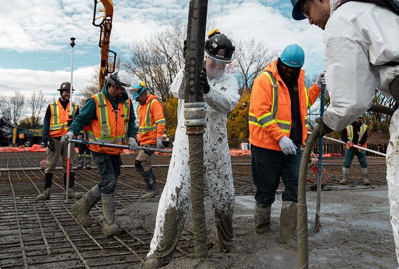 Équipe qui coule du béton