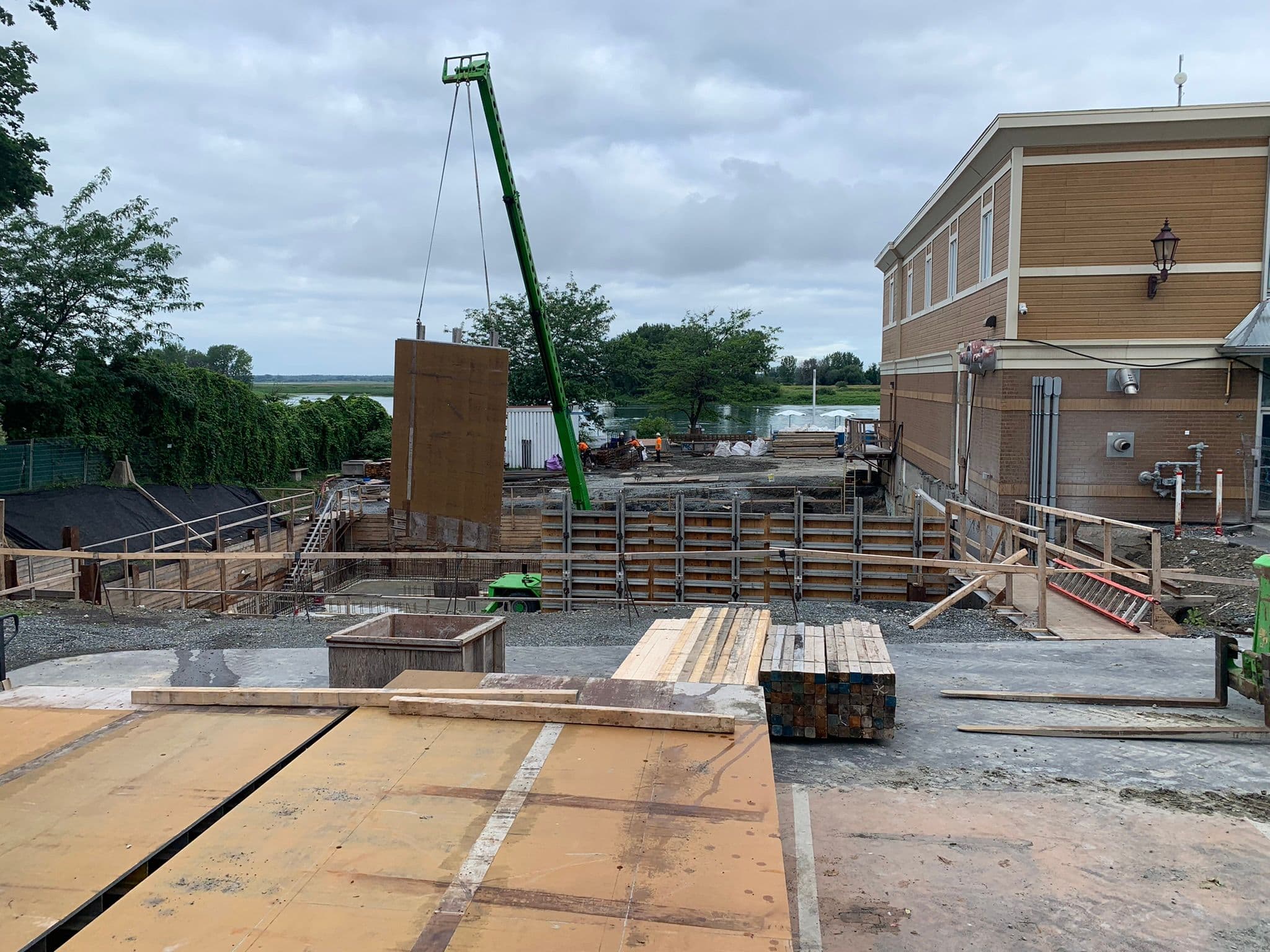 Levage d’éléments de coffrage à l’aide d’une grue pour la construction d’un réservoir d’eau potable municipal réalisé par CSL Ltée