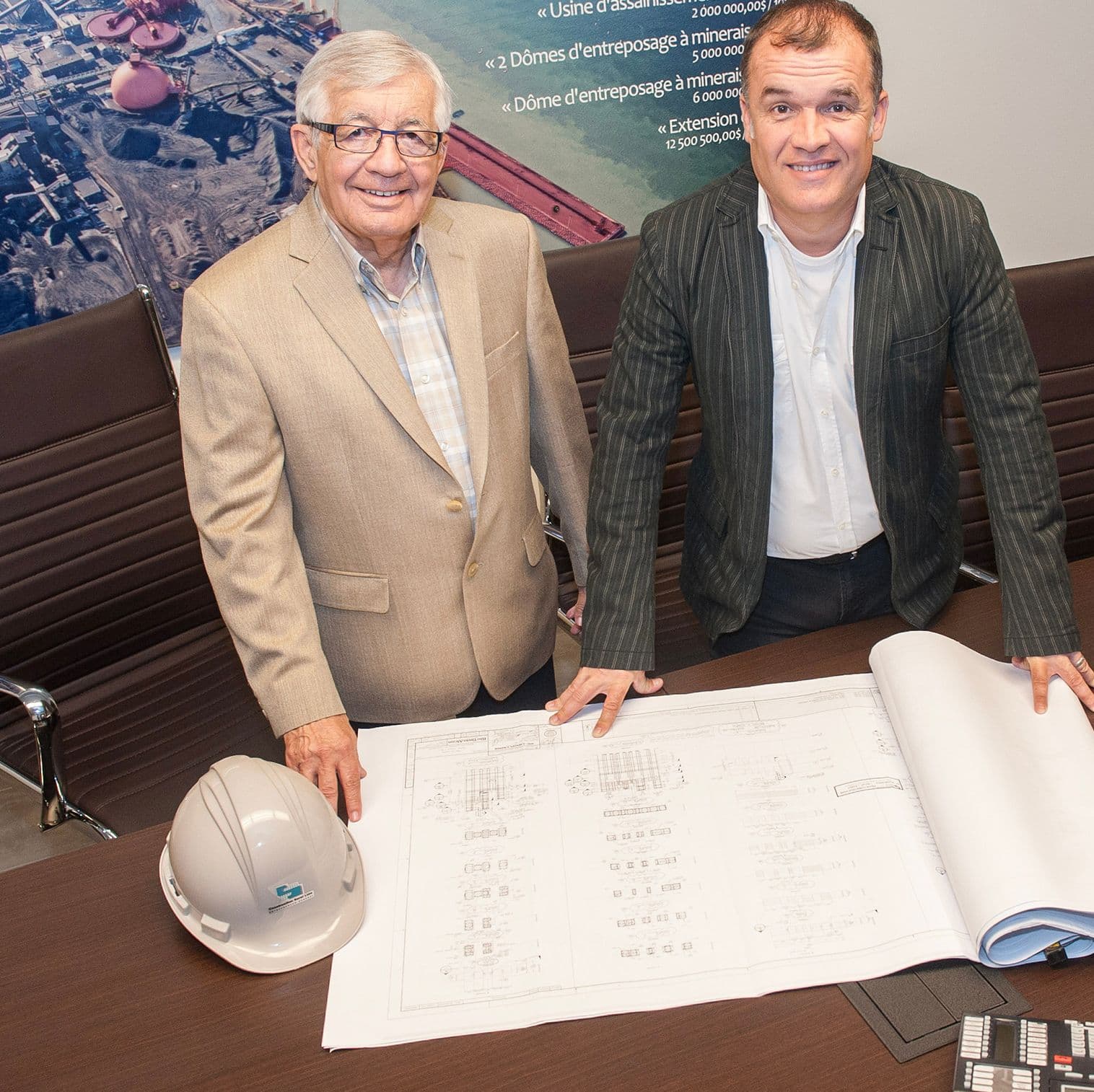 Réjean et Sylvain Descheneaux au sein de l’entreprise familiale Construction Sorel, illustrant la continuité entre deux générations.