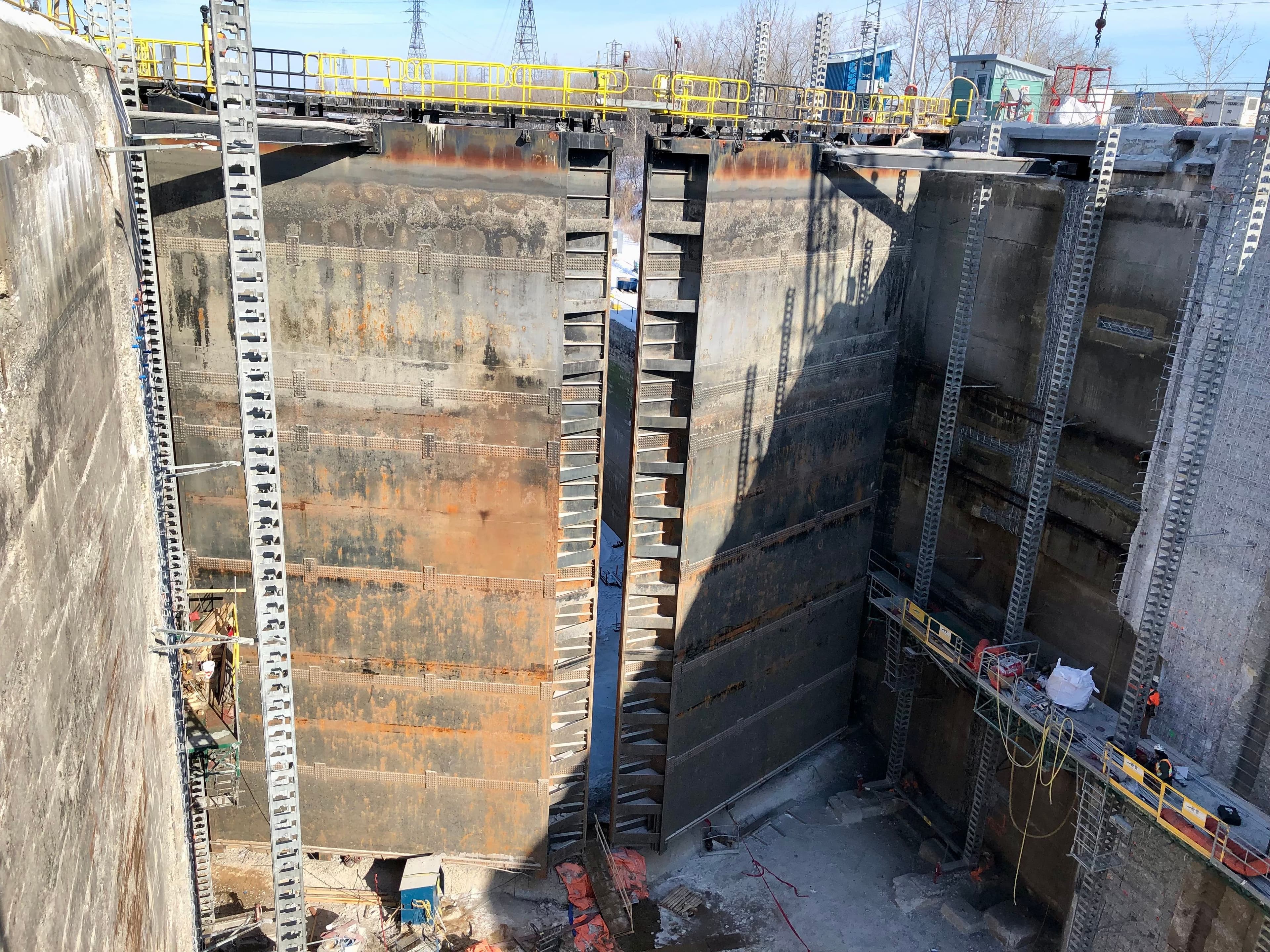 Réfection des murs de béton adjacents aux portes aux Écluses de Beauharnois lors de travaux structuraux réalisé par CSL Ltée