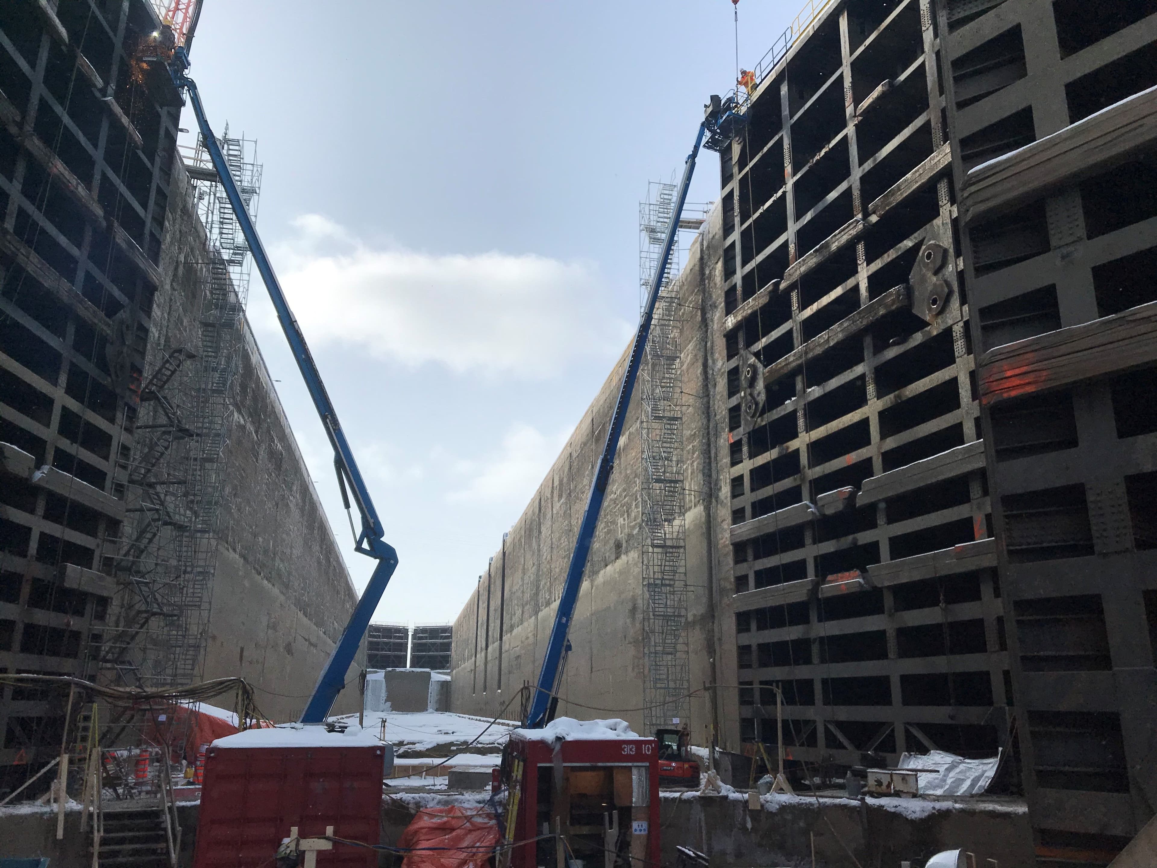 Vue intérieure des Écluses de Beauharnois montrant des travaux de réparation de béton sur des parois de grande hauteur réalisé par CSL Ltée