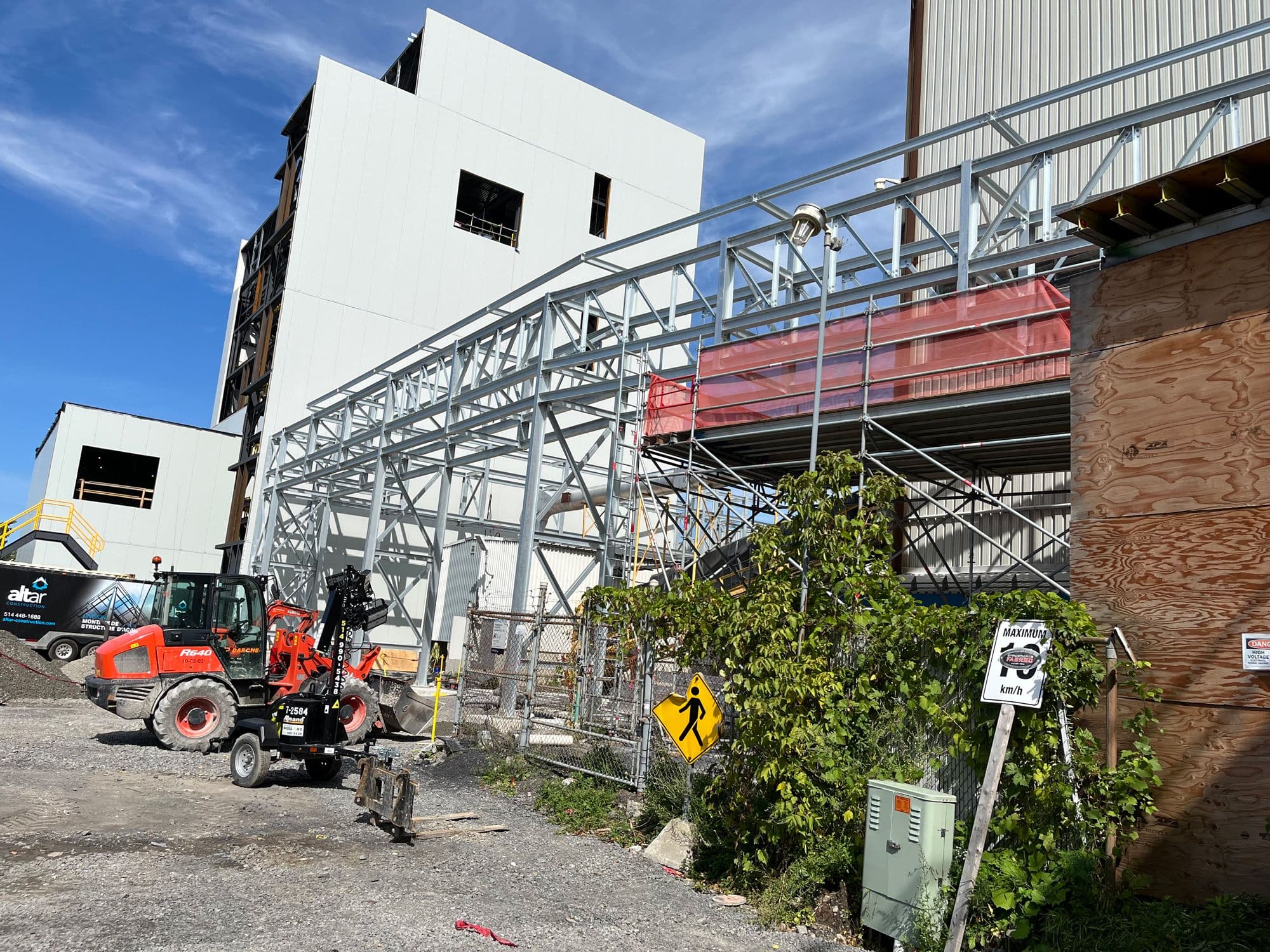 Structure d’acier et agrandissement de bâtiment industriel dans le cadre de travaux chez CertainTeed.