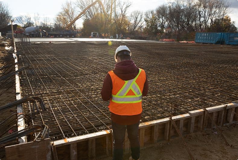 Employé qui inspecte un chantier
