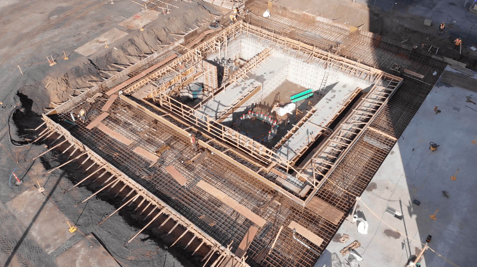 Employé qui inspecte un chantier