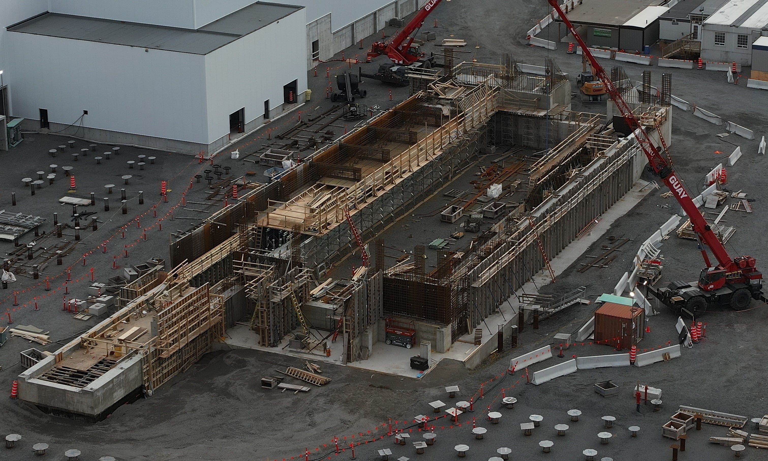 Vue aérienne des travaux structuraux en béton et coffrages sur le projet Varennes Carbon Recycling.