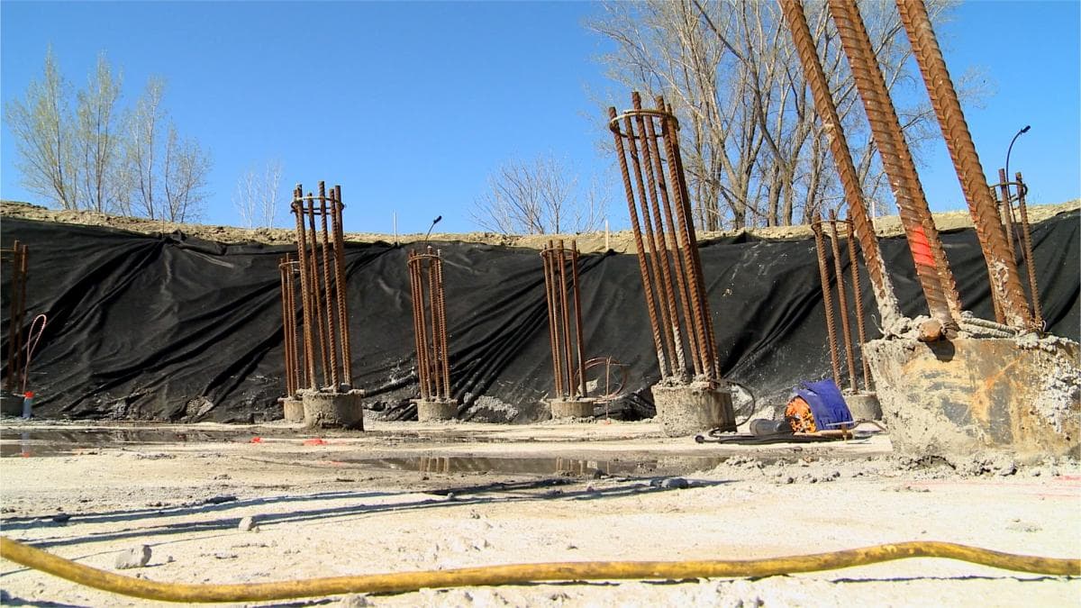 Chantier CSL Ltée : préparation des cages d'armature pour colonnes de soutènement en béton armé sur un site d'excavation.
