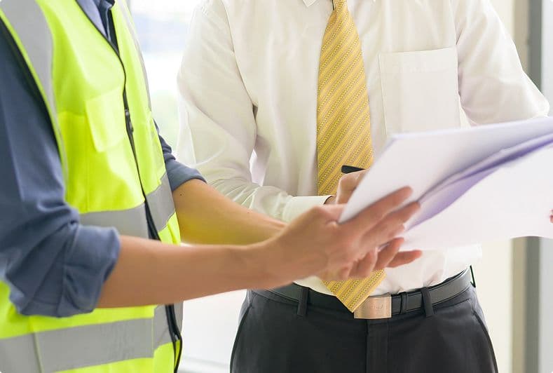 Équipe d'inspection sur un chantier