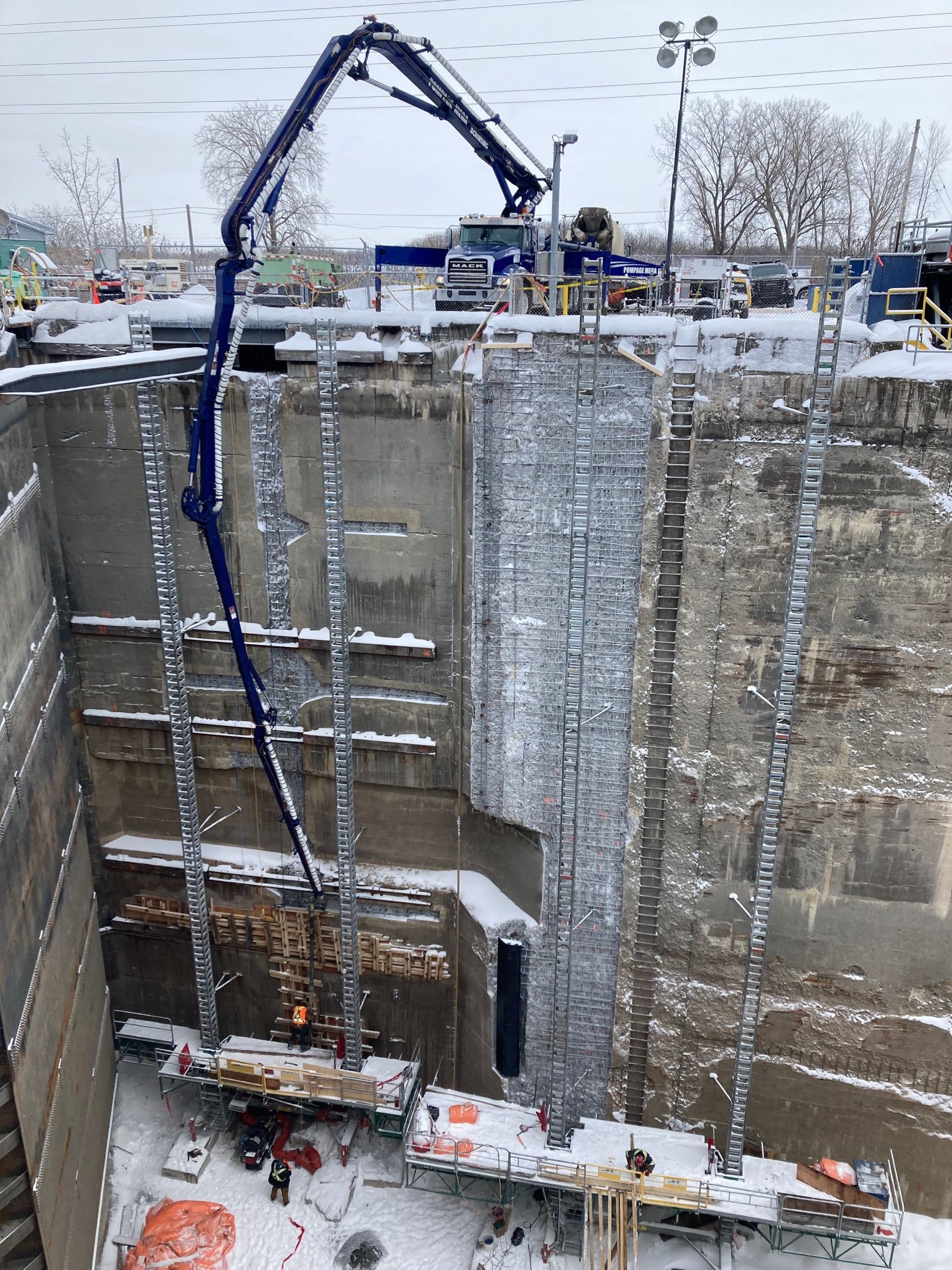 Travaux de réparation du béton derrière les portes aux Écluses de Beauharnois avec coffrage et bétonnage en hauteur réalisé par CSL Ltée