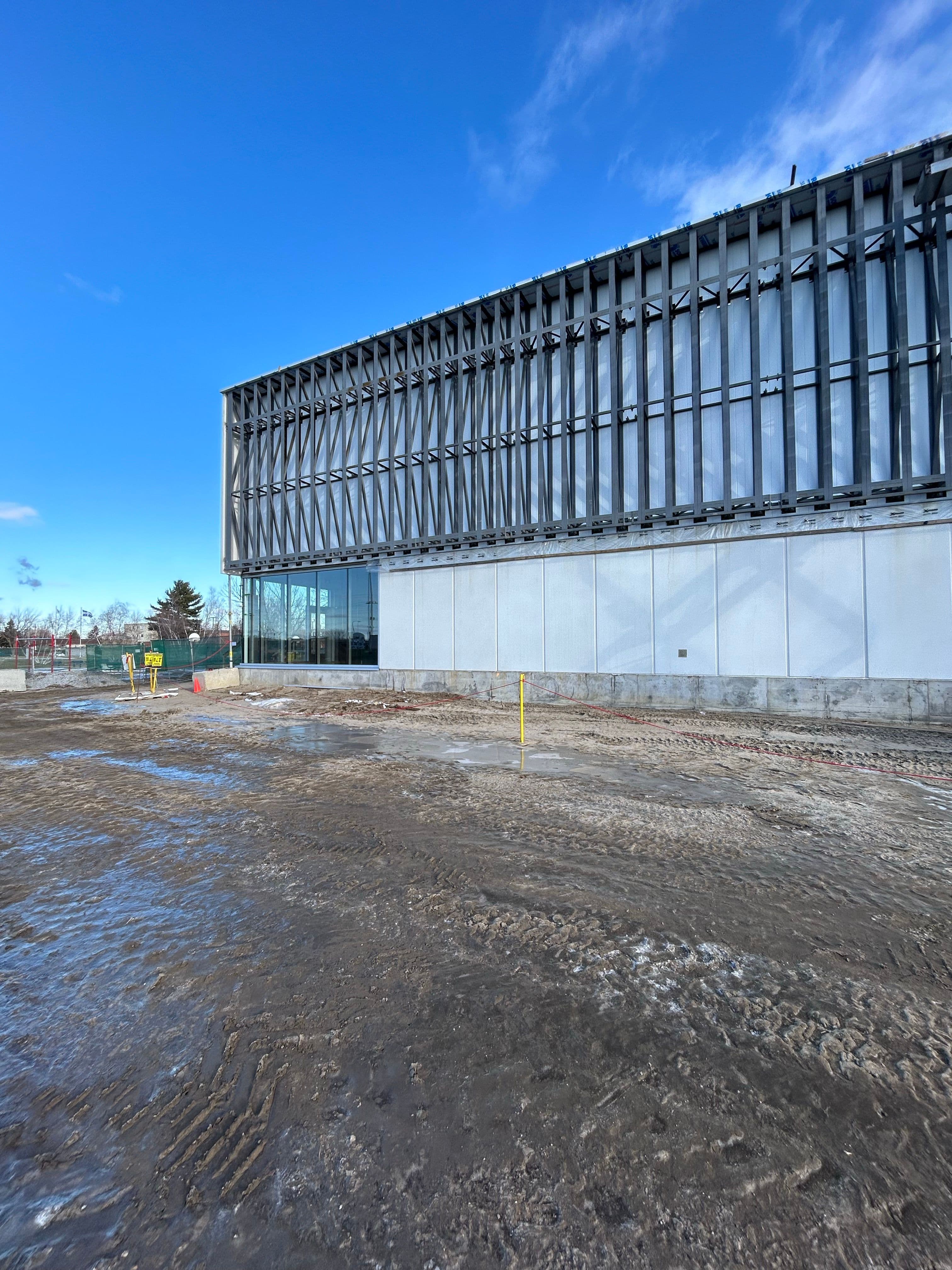 Vue d’ensemble de l’école secondaire pendant les travaux de mise à niveau de l’enveloppe du bâtiment réalisé par CSL Ltée
