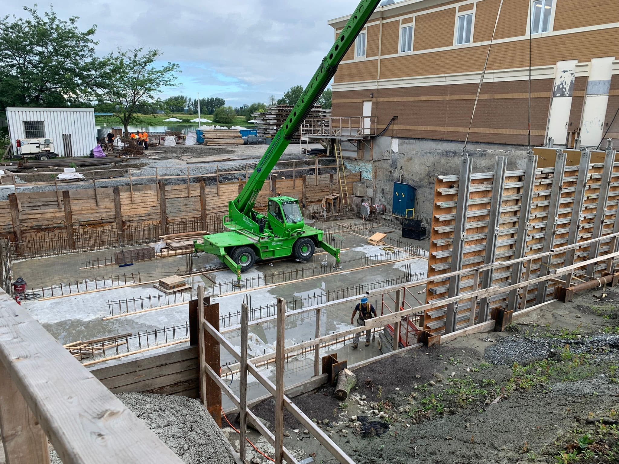 Installation de coffrage vertical et préparation des fondations en béton du réservoir d’eau potable réalisé par CSL Ltée