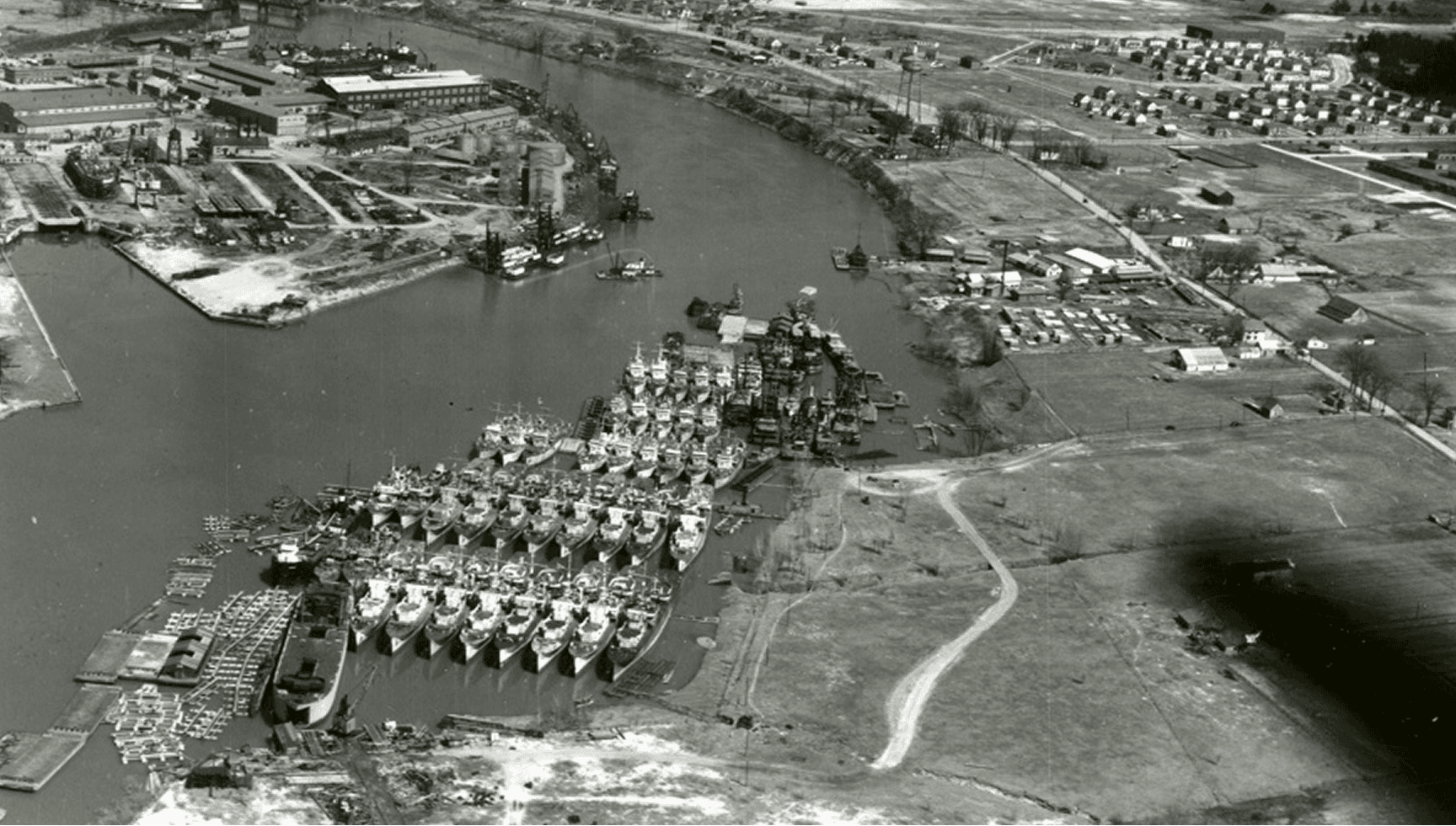 Image : Archives / Port de Sorel (Histoire) "Archives historiques Sorel-Tracy : vue aérienne du chantier maritime et du bassin industriel, témoignant de l'héritage de construction de la région.